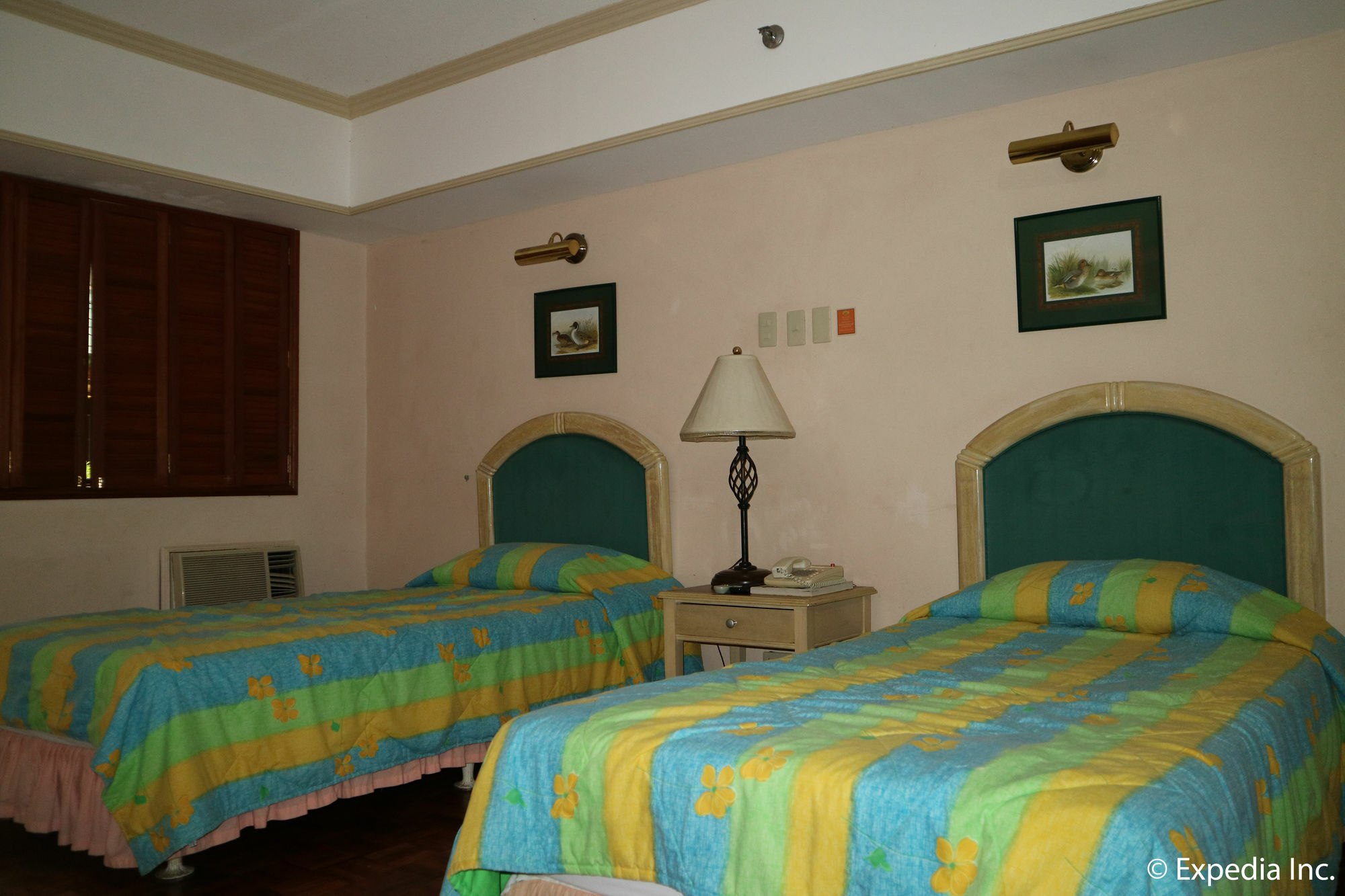 Sunrise Holiday Mansion Тагайтай Экстерьер фото