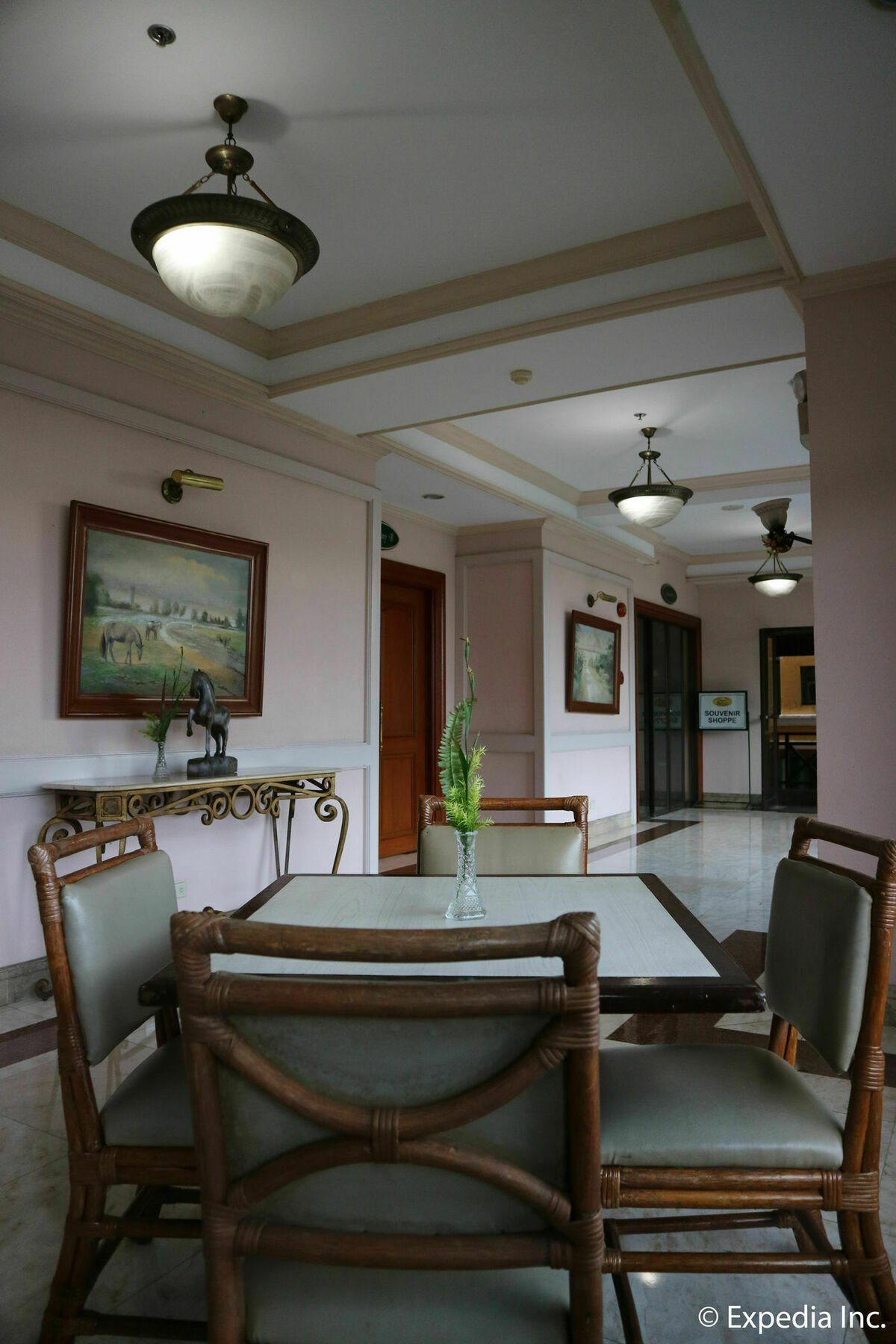 Sunrise Holiday Mansion Тагайтай Экстерьер фото